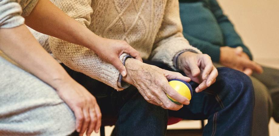 Lucruri pe care o îngrijitoare de seniori trebuie să le știe despre osteoporoză
